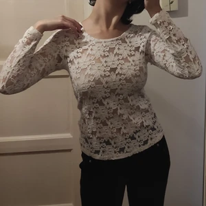 Vit tröja - Jättefin genomsynlig vit tröja i ny skick