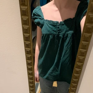 Supersöt grön topp!!!✨  - vintage grön volangtopp med puffärmar! jättebra skick, köpte på humana men kom inte till användning eftersom jag inte hittade rätt tillfälle ! jag skulle säga att den är lite stockholmsstilen, supersöt!🌱✨🐸 pris kan diskuteras! 
