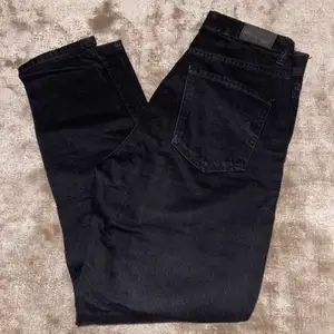 Svarta snygga mom-jeans i bra kvalitet. Samma modell som de vita jag lagt ut men svarta. Använd några gånger men säljer då jag skulle behöva en storlek större. Väldigt bra skick. Nypris 499, säljer för 100kr. Strl 36