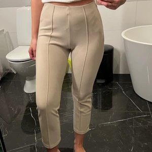 Malene Birger byxor  - Beigea Malene Birger byxor i stl S. Snålt använda och i nyskick. Nypris runt 1500kr