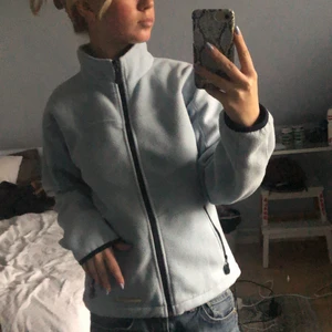 Flis  - Ljusblå flis, köpt second hand, bra skick. Storlek S