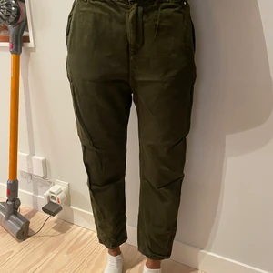 Zara jeans  - Mossgröna jeans med kreppad midja , supersköna 