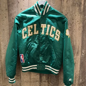 AS FET JACKA, INTRESSEKOLL - Kikar intresset på denna as feta jacka som jag köpte förra våren. färgen är mer grön än på bilderna här. Kan skicka bilder separat om det är vid behov. Den är äkta NBA merchandise. Tvärfet 🌟🌟 passar en s/m skulle jag säga 🔥 säljer inte under 500kr