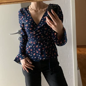 wrap top - jättefin omknyt-top från H&M. Säljer pga enbart använd en gång och i jättefint skick, precis som ny. Storlek XS men passar nog S också. 