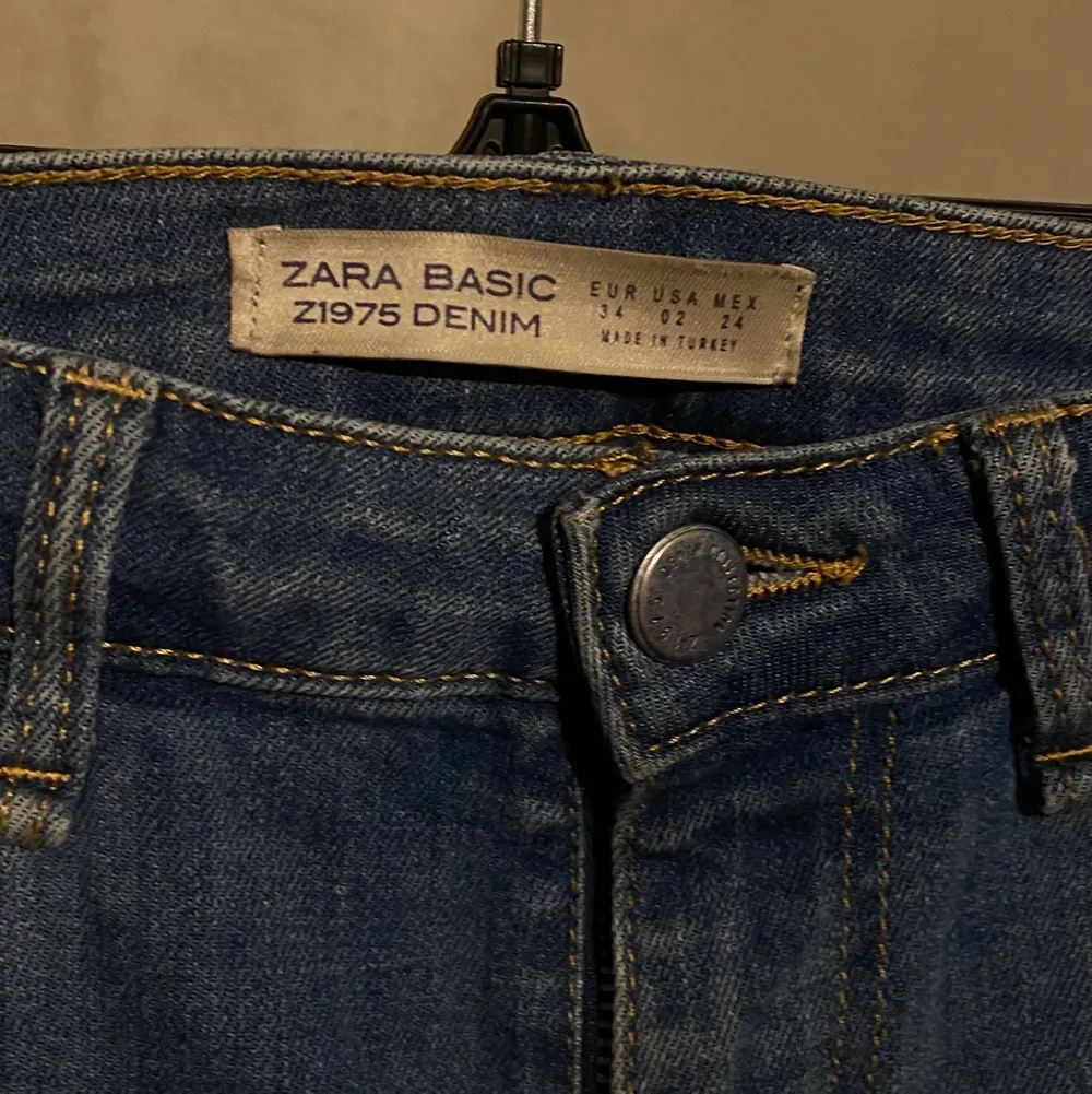 Stretchiga jeans från Zara, sitter perfekt, är strl 34 men passar även 36, pris kan diskuteras . Jeans & Byxor.