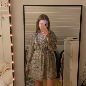 Söt klänning storlek 34 - Leopard klänning från Only. Aldrig använt. Alltså nyskick. Köparen står för frakten som är 66kr! 💗
