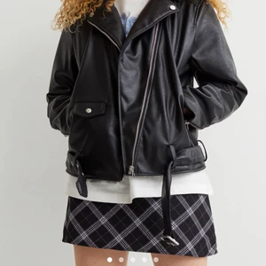 Skinnjacka - säljer min skinnjacka från hm (Lånade bilder) skriv privat om du vill ha bättre bilder och bilder med den på. Nypris är 499 men jag säljer för 200