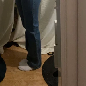 Jeans H&M - säljer dessa superfina jeans från hm, osäker på om de fortfarande finns att köpa på hm. ej använda många kommer därför jag säljer dem. skriv privat för bättre bilder. köparen står för frakt 🤩