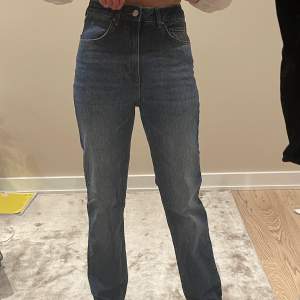 Bikbok jeans i storlek 28, high waisted I midjan och passar mig bra i längd då jag är 174cm