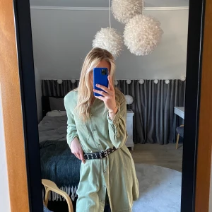 Klänning - Grön skjort liknande klänning från zara som tyvärr inte kommer till användning längre🤍 väldigt sparsamt använd och därmed bra sick 