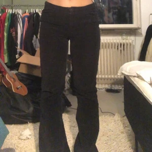 Byxor - Kostymliknande byxor i manchester/sammet, sitter asnice och i bra skick. Jag på bilden är 166 cm och dem är bra lång på mig, funkar även om du är lite längre💕 Skriv om du har frågor eller vill ha fler bilder