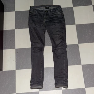 Gråa EA7 Armani jeans storlek 29 - Gråa Armani jeans köpta från Zalando använt ett fåtal gånger och har nu växt ur dem.