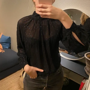 Svart Blus, &other stories, size 36 - Svart superfin blus från &other stories, knappt använd!! 