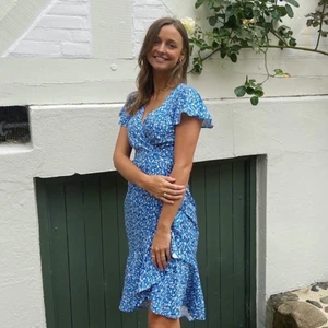 Klänning från Pitaya stl S - Helt ny klänning som är slutsåld från Pitaya! Har aldrig använts då den satt lite för tajt . Första bilden är lånad från hemsidan.( köpare står för frakt)