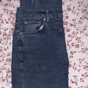 NAKD jeans blåa💙 - NAKD jeans, passform=straight leg , storlek 36, säljer dessa för att jag har blivit för lång för att bära dem, jag själv är 180 och dem är ungefär 1 decimeter för korta för mig, använda fåtal gånger , nypris = 500kr, om ni tycker att jag har för lågt eller högt pris ta kontakt med mig, ta även kontakt om du vill se fler bilder av passformen osv. 💙✨