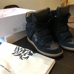 Isabel Marant skor - Isabel Marant, Bekett leather and suede sneakers✨ Storlek 39. Fint skick, knappt använda. Nypris 4795kr.🌸 Finns att hämta i Helenelund (Stockholm) annars kan jag även frakta men då betalar köparen för frakten☺️