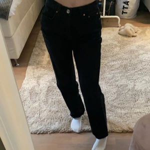 Raka svarta jeans - Säljer dessa 90s high waits jeans från Gina Tricot. Jeansen är i bra skick då dom knappt är använda. Storlek 36