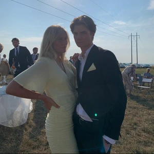 Gul sommarklänning🤠 - Gul sommarklänning! Sitter tajt på kroppen runt rumpan och lår och sen har den en slit! Sparsamt använd, superfint skick! Spårbar frakt på 66kr tillkommer😇😇 sitter bra på mig som har M! 