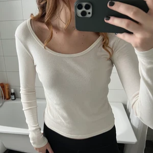 långärmad tröja från Brandy Melville - vit långärmad tröja från Brandy melville! har långa ärmar och har bara använts en gång!! är i bra skick men när jag fick hem den hade den små svarta prickar på sig, dom går att ta bort och syns inte när man har på sig den💕💕