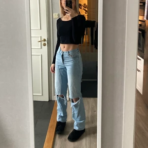 Junkyard jeans  - Lågmidjat jeans från junkyard. Ena hålet på byxorna har blivit större än när jag köpte de men annars är d jättefina. Har inte användit så mkt då ja redan har ett par liknande