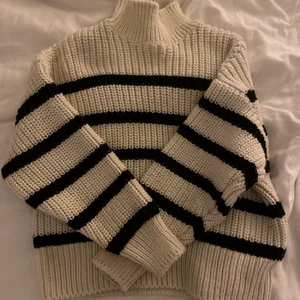 Randig stickad troja  - super fin! använt bara en gång!