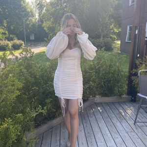 Nelly klänning  - Säljer min avslutnings klänning för 9an som jag hade på mig förra sommaren. Använt klänningen en gång och dem är så fin. Ljus rosa beige färg som sitter super fint. Nypris 500kr 