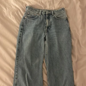 Weekday jeans - Weekday jeans i moddelen rowe strl 28/30 ,  försmå för mig och knappt använda köpta förra året  !! Finns ett litet hål på innersidan av låret men ej synligt när man har byxan på om man ej kollar noga efter de !! Går att lappa över eller sy 💕 därav de billiga priset , nypris 500
