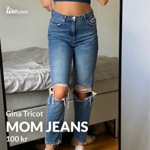 Mom jeans med hål - Säljer dessa snygga mom jeansen. I storlek 36, har en mycket fin passform. Sparsamt använda.💙