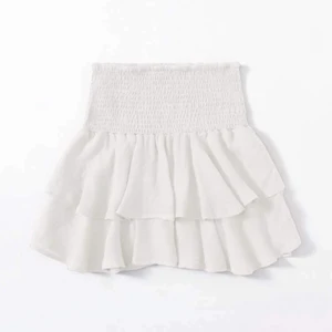 Vit volangkjol - Jättefin vit volang kjol. Använd ett fåtal gånger och ser ut som ny. Storleken är S men skulle passa från M till XS. Utropspris 200kr, buda på!💗 Köparen står för frakt.