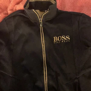 Hugo Boss kofta strl S - Säljer denna kofta då den inte kommer till användning. Vet ej hur många gånger den använts men inga hål nånstans och fläckfri! Budan är på 600 då den köptes för 1 795 på Zalando. Koftan heter SKAZ av BOSS, Hugo boss. Kan gå ner i buda om man skriver till mig. !❤️