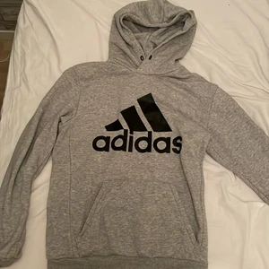 Adidas hoodie - Använd fåtal gånger och säljer den nu för pga ingen användning, pris kan diskuteras.🤝
