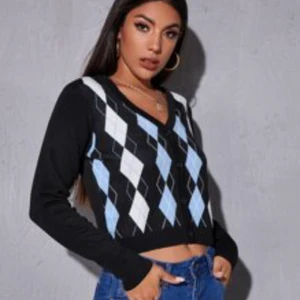 Stickad tröja  - Denna tröja är superfin och jätte mysig plus att den sitter som en smeck! Jag köpte den för 179 men SÄLJER DEN FÖR ENDAST 29 då typ ALLT PÅ MIN SIDA SÄLJS FÖR UNDER 30 kronor!❤️🥳🚨🚨🚨🥳❤️❤️