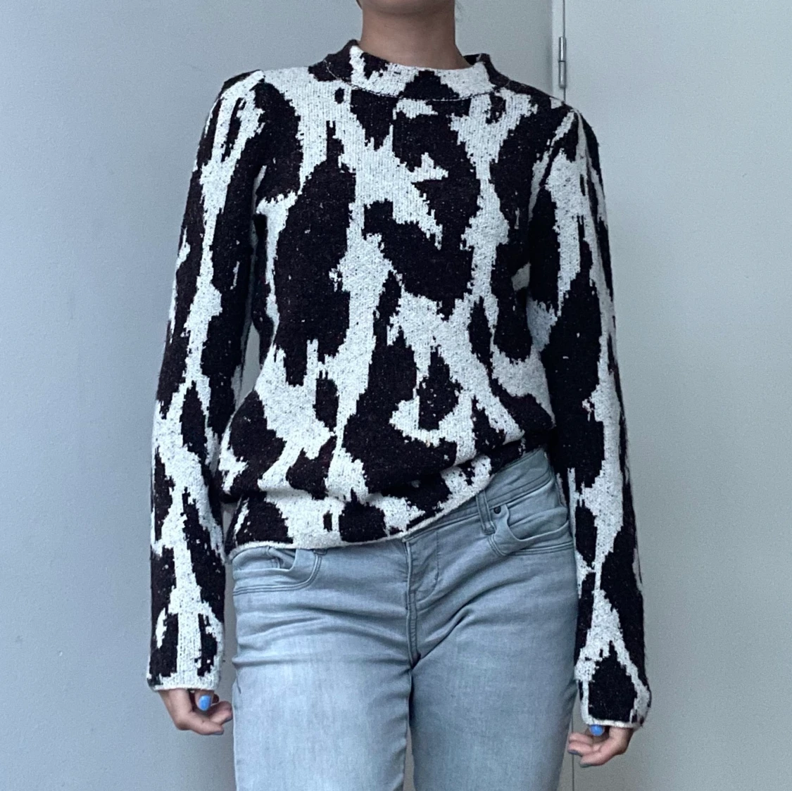 Stickad tröja med fint mönster.