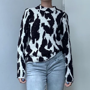 Stickad tröja med fint mönster. - Snygg stockadtröja med ett fint mönster, med små axelpuffar. 