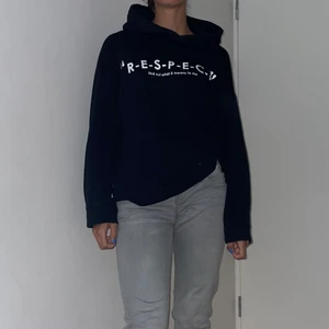 Hoodie med tryck. - Sjukt cool och snygg svart hoodie med vita test både fram och bak.