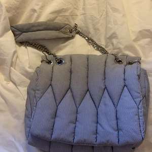 Väska Zara - Väska från zara. Väldigt rymlig. Nyskick, frakten är gratis💓 Väskan är ca 20 cm hög och 30 cm bred.😋 