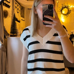 Stickad väst - En så fin och trendig stickad väst från BIK BOK, jag köpte den i somras men den har endast kommit till användning 2 gånger. Jag har S/M i vanliga fall så den är stor i storleken. Bra kvalite!🤍🖤🤍🖤