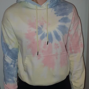 TieDye hoodie - Tiedye hoodie från märket New Yorker. Jag är osäker på vad frakten skulle ligga på, men jag kollar upp det så fort någon är intresserad :)