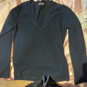 Säljer denna marinblåa tröjan med v-ringning. Materialet är så skönt, känns som en kofta ungefär. Står inte vilken storlek men då den är väldigt stretchig passar den S och M. Säljer för 45kr+frakt!