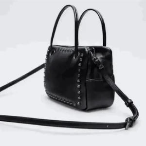 Väska med nitar - Trendig väska med nitar från zara som är slutsåld! I superbra skick❤️ skriv privat för egna bilder. Bud på 310kr