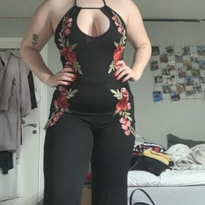 Byxdress - Superfin byxdress som är svart med fina dekor blommor 🌹 köpte den för något år sen till nyår men använde en annan istället🎉