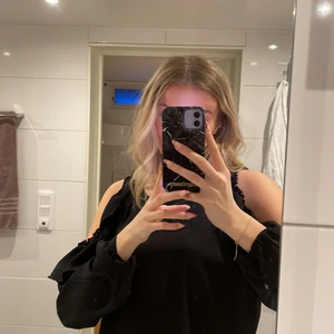 svart blus med utskärning vid axlarna - knappt använd, liten utskärning i ryggen också, resor i armarna🖤 pm vid frågor/ önskemål om fler bilder 