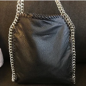 Tiamo väska - Säljer denna fina Stella McCartney liknande väskan! Nyskick!❤️ Köparen står för frakt! 