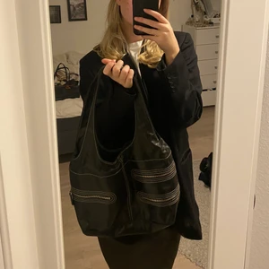 Väska med detaljer  - As ball svart väska med massa dragkedjor på som blir en snygg detalj 🖤 Köpt på secondhand!!