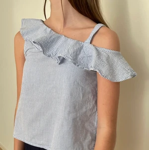 Ljus blå sommar topp - Loose passform, storlek 152, modelllens storlek är xs i vanliga fall och tycker den sitter kuftvänligt och bra. Bra skick då den bara är använd 1 gån