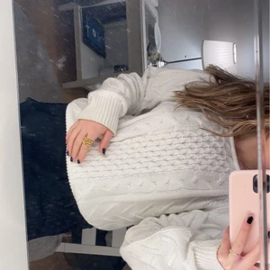 Stickad tröja  - Fin stickad tröja från nakd, storlek xs men passar även större, öppen i ryggen! Nyskick!