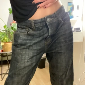 Jeans  - Säljer dessa as balla lågmidjade grå/svarta jeans. För långa för mig i  benen som är 164 cm. Finns snöre i midjan som gör att man kan dra åt och göra att det passar bättre. Lite slitna längst ner 