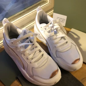 Puma sneakers  - Hjälper min vän att sälja dessa klassiska vita puma sneakers, hör av er vid intresse! Det är helt nya och perfekta nu till våren! Hon skulle lämna tillbaka dem men eftersom hon hade använt dem en gång gick det inte.. priset kan diskuteras!🥰