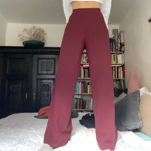 Weekday vida byxor  - Vinröda WEEKDAY utsvängda / vida högmidjade byxor med dragkedja i sidan. Sitter väldigt snyggt, har likadana i färg svart, blå, orange(säljer) och grönt -Säljer för jag har för många… Storlek M. Jag har vanligtvis mellan XS-S, M sitter även bra på mig. Hämtas i Gamla stan eller skickas mot fraktkostnad. 