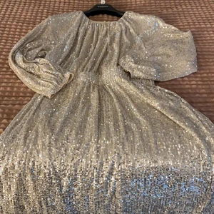 Festklänning  - Jättesnygg guldig festklänning, knabbt använd. Köpt på H&M. 